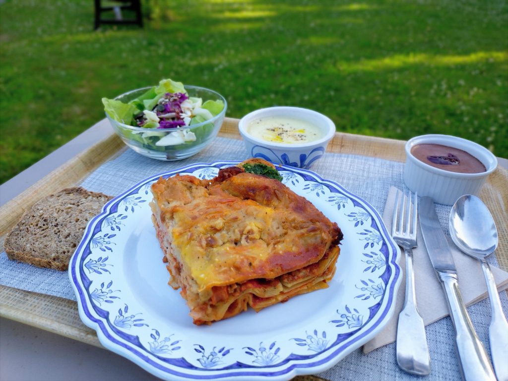 Lasagnes à la bolognaise végétale, crudités du jardin, velouté d'asperges, mousse au chocolat et framboises